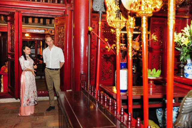 Hoàng tử William thăm đền Ngọc Sơn - 3
Hoàng tử William lắng nghe hưỡng dẫn viên giới thiệu về đền Ngọc Sơn. (Ảnh: ĐSQ Anh tại Việt Nam)