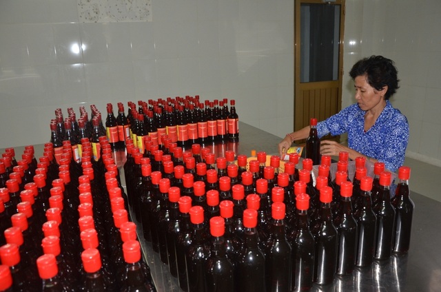 Bộ Nông nghiệp công bố kết quả kiểm tra mới về chất lượng nước mắm - 1
Theo Bộ Nông nghiệp và Phát triển Nông thôn, một số cơ sở sản xuất chỉ thể hiện thông tin về hàm lượng đạm tổng trên nhãn, không công bố hàm lượng đạm axit amin hay đạm amoniac hoặc công bố không trung thực hàm lượng đạm trên nhãn.