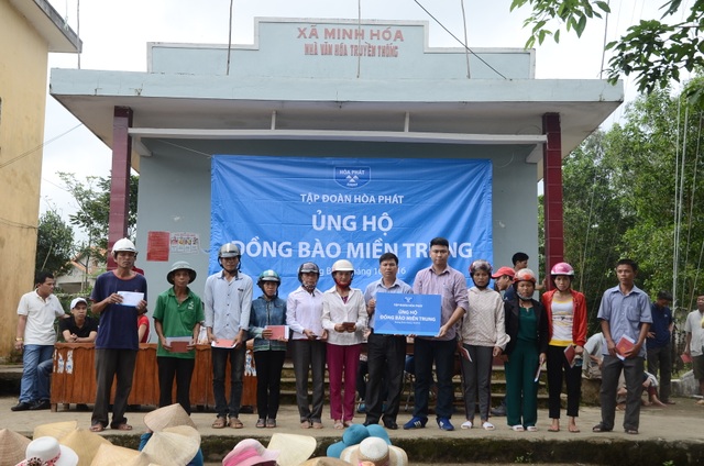 Hòa Phát tặng quà cho đồng bào lũ lụt Quảng Bình - 3
Đoàn tình nguyện đã đến từng xã trao quà cứu trợ