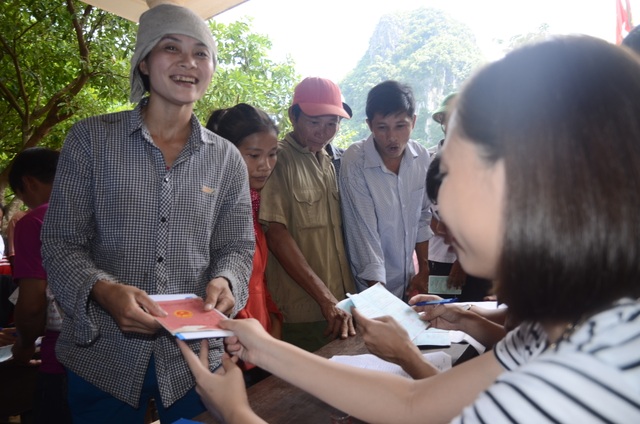 Hòa Phát tặng quà cho đồng bào lũ lụt Quảng Bình - 1
Các tình nguyện viên của Hoà Phát trao quà tận tay cho người dân bị nạn