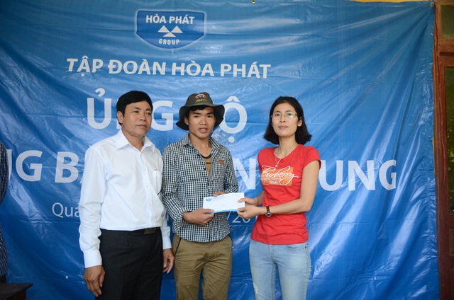 Hòa Phát tặng quà cho đồng bào lũ lụt Quảng Bình - 2
Người dân địa phương nhận quà cứu trợ của Tập đoàn Hoà Phát