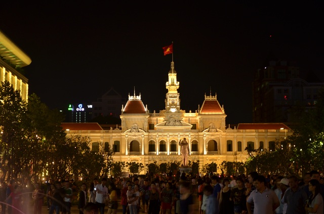 Sắc Xuân tràn ngập trên thành phố mang tên Bác - 7 Tòa nhà UBND TP được chiếu sáng nghệ thuật 3D
