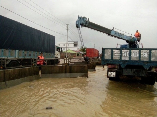 Mưa giảm, nước lũ đang rút, quốc lộ 1A dần được giải phóng - 11 Mưa giảm, nước lũ đang rút, quốc lộ 1A dần được giải phóng - 11