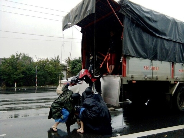 Mưa giảm, nước lũ đang rút, quốc lộ 1A dần được giải phóng - 9 Mưa giảm, nước lũ đang rút, quốc lộ 1A dần được giải phóng - 9