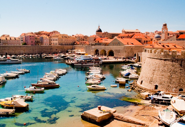 Đông Âu - những điểm đến quyến rũ - 10
Dubrovnik nhìn từ trên cao. Thành phố với những căn nhà đắt đỏ sẽ khiến du khách bị mê hoặc bởi kiến trúc nơi đây. (Ảnh: LDD)
