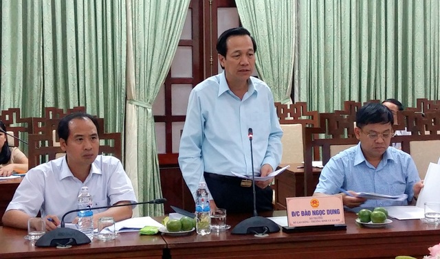 Bộ trưởng Đào Ngọc Dung: Cần giải pháp tạo nghề cho ngư dân Thừa Thiên Huế - 1
Bộ trưởng Đào Ngọc Dung (giữa) tại buổi làm việc với UBND tỉnh Thừa Thiên Huế.