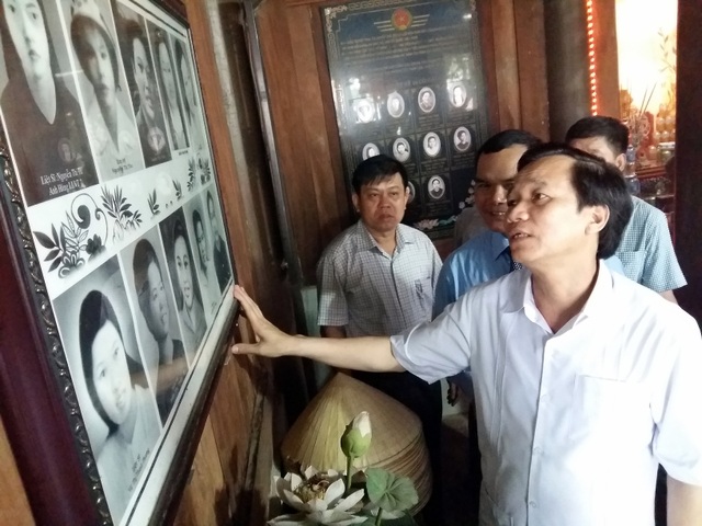 Bộ trưởng Đào Ngọc Dung: “Giải quyết dứt điểm 1.342 người có công chưa được hưởng chính sách” - 1
Bộ trưởng Đào Ngọc Dung tới thắp hương tại Đền thờ 10 liệt nữ dân quân xã Lam Hạ (Phủ Lý, Hà Nam).