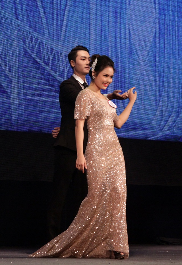 Cựu học sinh giỏi quốc gia đăng quang hoa khôi ĐH Dược 2016 - 5
Kết hợp ăn ý với bạn diễn trong phần thi trang phục dạ hội