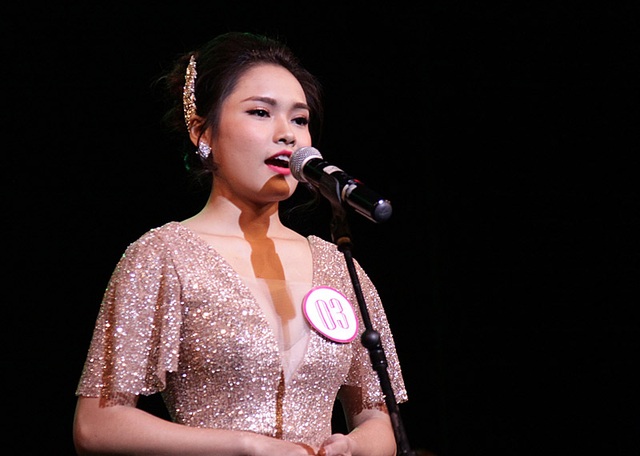 Cựu học sinh giỏi quốc gia đăng quang hoa khôi ĐH Dược 2016 - 2
Hoàng Tùng Chi bình tĩnh trả lời câu hỏi ứng xử