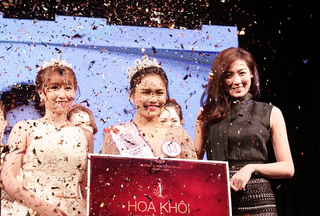 Cựu học sinh giỏi quốc gia đăng quang hoa khôi ĐH Dược 2016 - 3
Giây phút đăng quang của Hoàng Tùng Chi bên cựu hoa khôi Phạm Thị Duyên và Á hậu Việt Nam Dương Tú Anh
