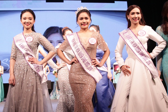 Cựu học sinh giỏi quốc gia đăng quang hoa khôi ĐH Dược 2016 - 1
Top 3 cô gái xuất sắc nhất cuộc thi Tài năng duyên dáng Dược 2016
