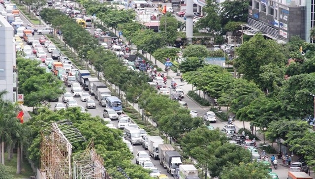 Giảm kẹt xe gần Tân Sơn Nhất bằng... cáp treo? - 1 Các tuyến đường khu vực sân bay Tân Sơn Nhất thường xuyên rơi vào cảnh ùn ứ, kẹt xe. Trong ảnh: phương tiện nối đuôi nhau trên đường Trường Sơn