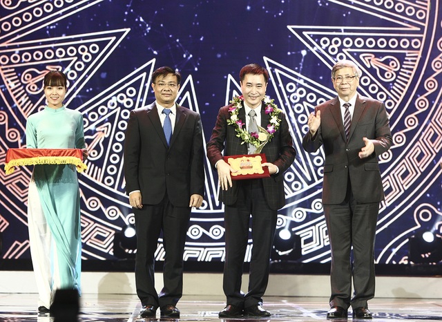 Nhân tài Đất Việt 2016 vinh danh 2 giải Nhất Công nghệ thông tin - 16
GS.VS Đặng Vũ Minh - Chủ tịch Liên hiệp các Hội Khoa học và Kỹ thuật Việt Nam và ông Bùi Trung Kiên - Phó Tổng giám đốc An Bình Bank lên trao giải thưởng trong lĩnh vực Khoa học Công nghệ.