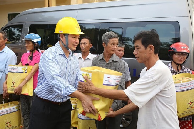 EVNNPC hỗ trợ các xã bị cô lập do mưa ngập tại Hương Khê, Hà Tĩnh - 3 EVNNPC hỗ trợ các xã bị cô lập do mưa ngập tại Hương Khê, Hà Tĩnh - 3