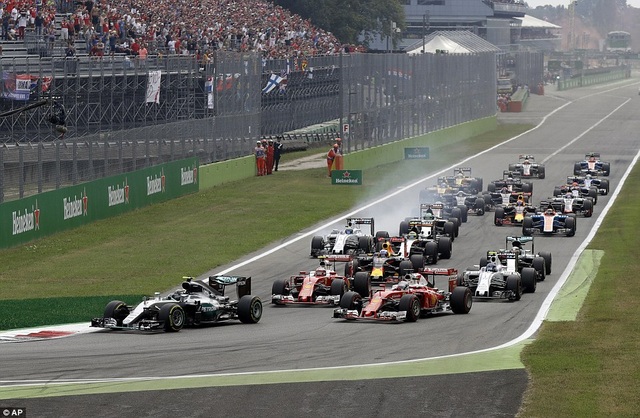Rosberg thắng dễ trong ngày Hamilton phạm sai lầm - 1 Rosberg thắng dễ trong ngày Hamilton phạm sai lầm - 1