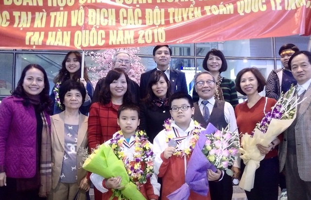 Hân hoan đón đoàn học sinh thi Vô địch Toán quốc tế trở về - 2 Hân hoan đón đoàn học sinh thi Vô địch Toán quốc tế trở về - 2