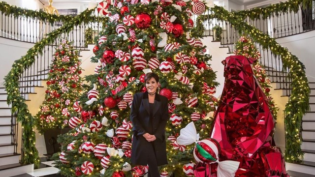 “Sao” tưng bừng đón Giáng sinh - 4
Bà Kris Jenner - mẹ cô Kim chuẩn bị cho Giáng sinh hàng năm rất cầu kỳ, bà thuê cả nghệ nhân tới nhà trang trí cây thông Noel.