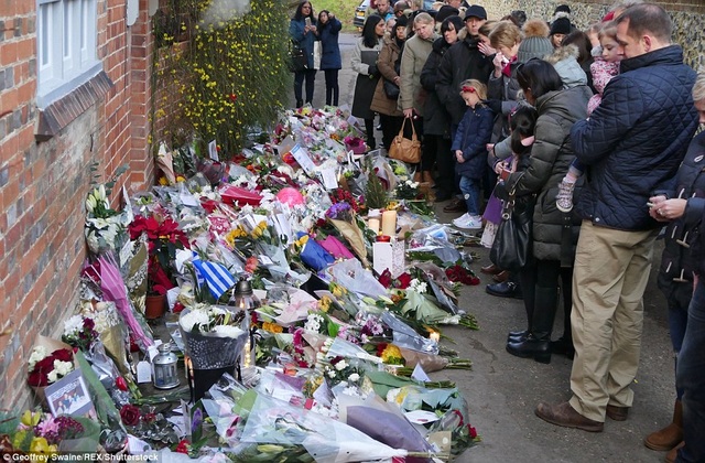 
Người hâm mộ liên tục tới nhà George Michael đặt hoa tưởng niệm anh những ngày này. George Michael đột ngột qua đời đúng ngày Giáng sinh ở tuổi 53.
