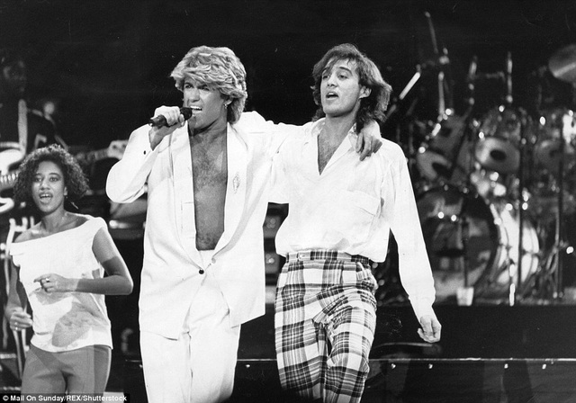Ca sĩ George Michael với những khoảnh khắc “độc”, khó quên - 10
George Michael và Andrew Ridgeley trình diễn tại Trung Quốc vào năm 1981.