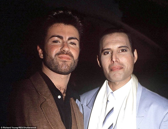 Ca sĩ George Michael với những khoảnh khắc “độc”, khó quên - 22
George Michael và thành viên nhóm nhạc Queen - Freddie Mercury trong một sự kiện âm nhạc vào năm 1989.