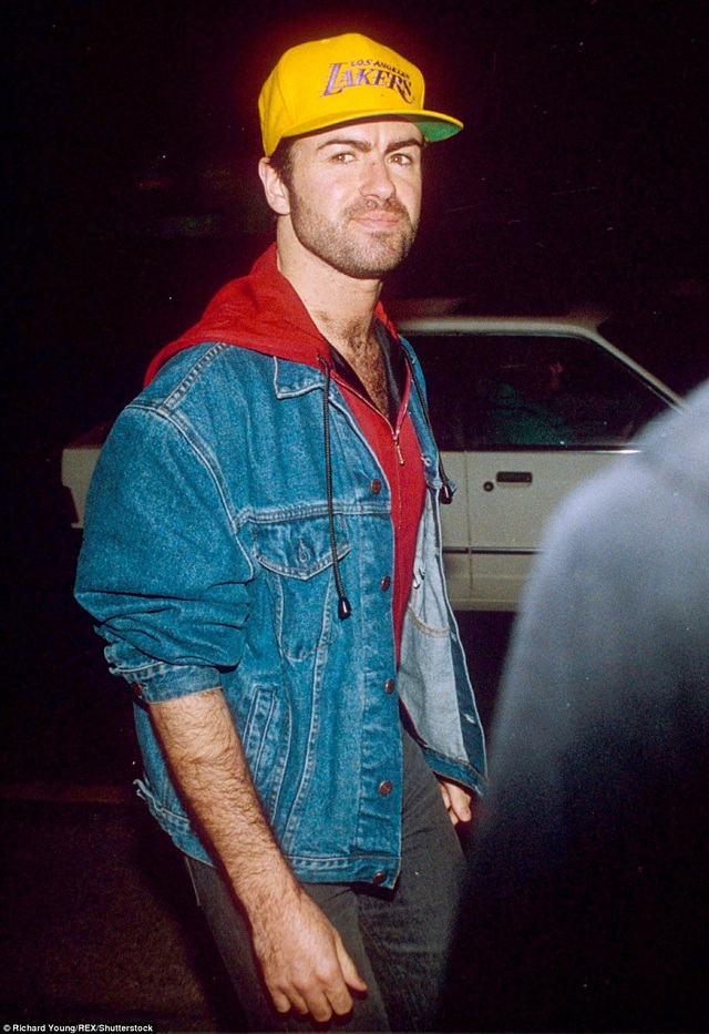 Ca sĩ George Michael với những khoảnh khắc “độc”, khó quên - 23
George diện trang phục bóng chày tại bữa tiệc ăn mừng thành công của bộ phim War of the Roses ở London, Anh, năm 1990.