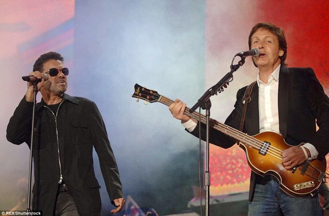 Ca sĩ George Michael với những khoảnh khắc “độc”, khó quên - 31
George Michael và Paul McCartney đã có một màn song ca ấn tượng tại London, Anh vào tháng 7/2005.