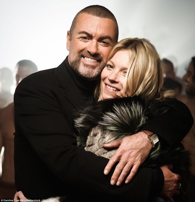 Ca sĩ George Michael với những khoảnh khắc “độc”, khó quên - 32
George Michael thân mật với siêu mẫu Kate Moss trong thời gian tham gia thực hiện video White Light vào tháng 6/2012.