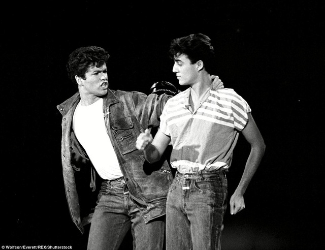 Ca sĩ George Michael với những khoảnh khắc “độc”, khó quên - 8
George Michael và Andrew Ridgeley, thành viên nhóm Wham!, trong một show truyền hình của Mỹ và đây là lần đầu tiên họ ra mắt khán giả Mỹ vào năm 1982.