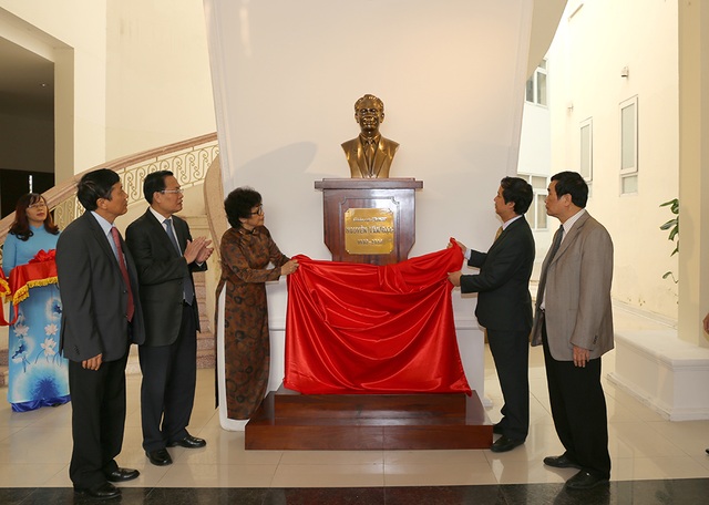 GS Nguyễn Văn Đạo, người mở đường tự chủ đại học - 2
Sáng ngày 9/12, ĐH QGHN đã làm lễ tưởng niệm và an tượng GS Nguyễn Văn Đạo, phía trước hội trường lớn nhất mang tên Ông. Bức tượng là một phần thể hiện sự tưởng nhớ, tri ân và tôn vinh Ông, bởi những đóng góp của ông cho học thuật, cho giáo dục của VNU và cho quốc gia.