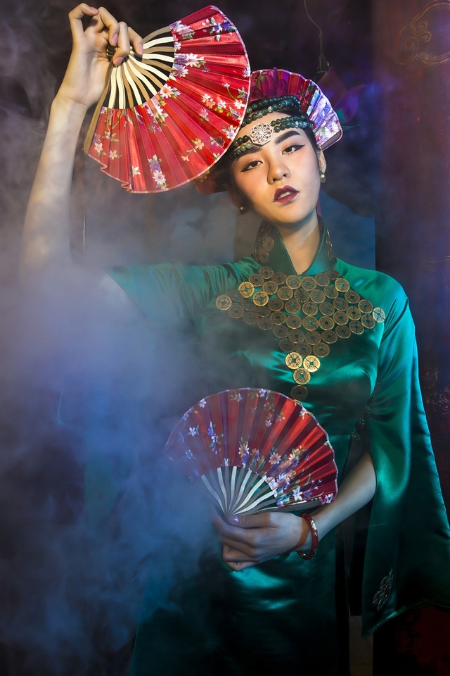 Hạ Vy, Phan Hà Phương khiến du khách quốc tế trầm trồ với áo dài cổ - 3 Hạ Vy, Phan Hà Phương khiến du khách quốc tế trầm trồ với áo dài cổ - 3