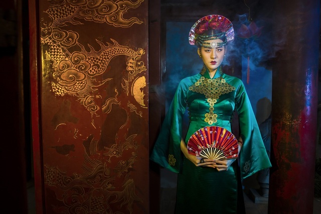 Hạ Vy, Phan Hà Phương khiến du khách quốc tế trầm trồ với áo dài cổ - 6 Hạ Vy, Phan Hà Phương khiến du khách quốc tế trầm trồ với áo dài cổ - 6