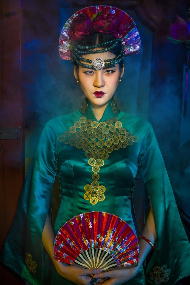 Hạ Vy, Phan Hà Phương khiến du khách quốc tế trầm trồ với áo dài cổ - 2 Hạ Vy, Phan Hà Phương khiến du khách quốc tế trầm trồ với áo dài cổ - 2