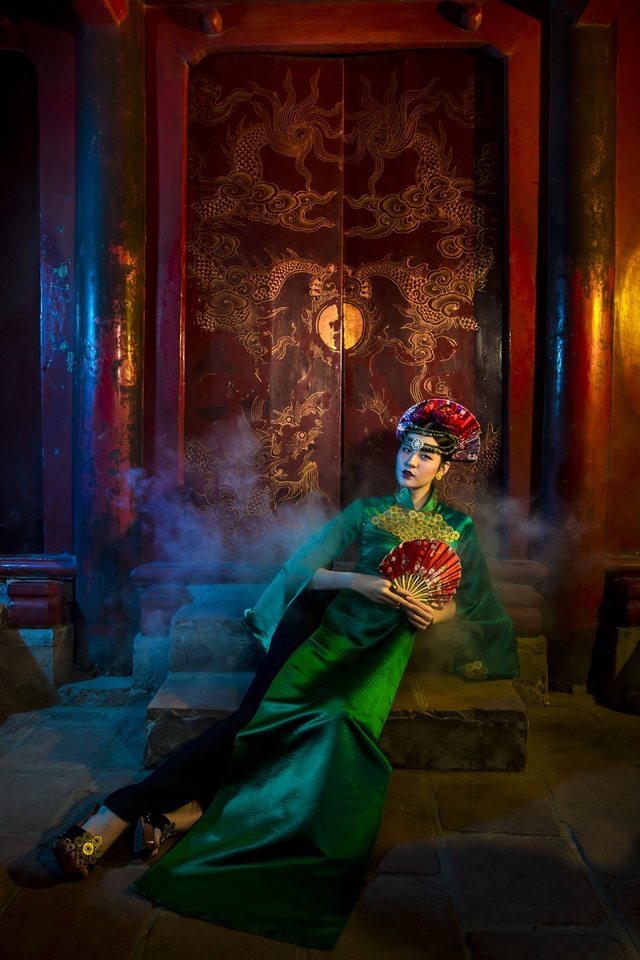 Hạ Vy, Phan Hà Phương khiến du khách quốc tế trầm trồ với áo dài cổ - 8 Hạ Vy, Phan Hà Phương khiến du khách quốc tế trầm trồ với áo dài cổ - 8