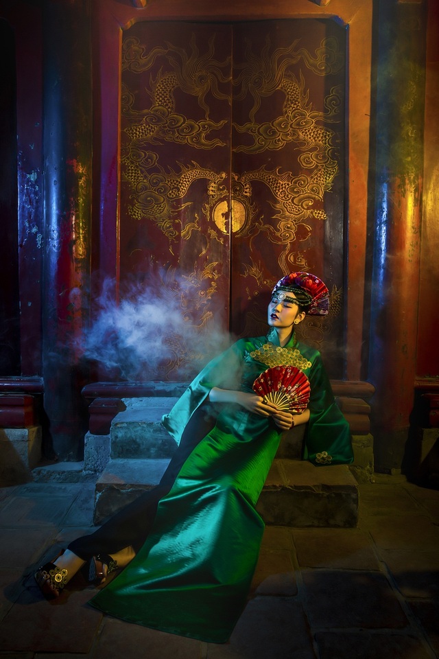 Hạ Vy, Phan Hà Phương khiến du khách quốc tế trầm trồ với áo dài cổ - 7 Hạ Vy, Phan Hà Phương khiến du khách quốc tế trầm trồ với áo dài cổ - 7