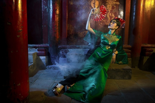 Hạ Vy, Phan Hà Phương khiến du khách quốc tế trầm trồ với áo dài cổ - 10 Hạ Vy, Phan Hà Phương khiến du khách quốc tế trầm trồ với áo dài cổ - 10