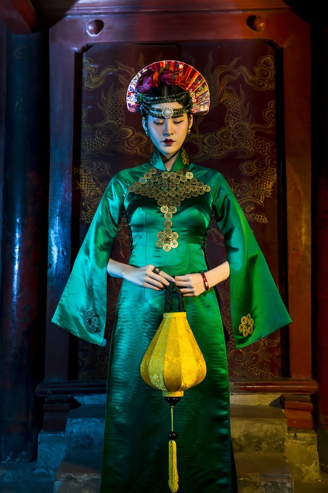 Hạ Vy, Phan Hà Phương khiến du khách quốc tế trầm trồ với áo dài cổ - 4 Hạ Vy, Phan Hà Phương khiến du khách quốc tế trầm trồ với áo dài cổ - 4