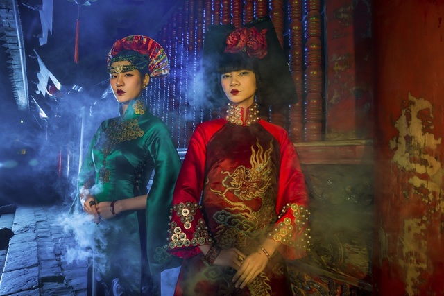Hạ Vy, Phan Hà Phương khiến du khách quốc tế trầm trồ với áo dài cổ - 1 Hạ Vy và Phan Hà Phương toát lên sự mạnh mẽ đầy ma mị, từ thần thái cho tới ánh mắt.