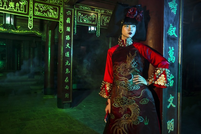 Hạ Vy, Phan Hà Phương khiến du khách quốc tế trầm trồ với áo dài cổ - 15 Hạ Vy, Phan Hà Phương khiến du khách quốc tế trầm trồ với áo dài cổ - 15