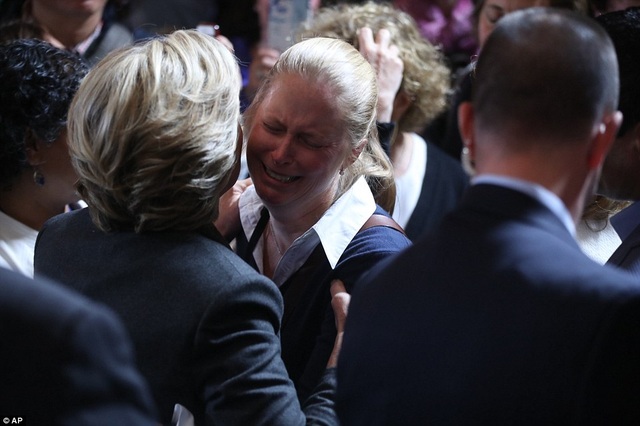 Bà Clinton nghẹn ngào thừa nhận thất bại - 6
Một phụ nữ nghẹn ngào khi nói chuyện với bà Clinton sau bài phát biểu. (Ảnh: AP)