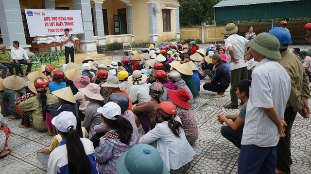 Hỗ trợ người dân Quảng Bình vực dậy sau “lũ kép” - 1
Bà con nhân dân xã Thanh Thủy có mặt từ rất sớm ngày 23/11 để nhận quà