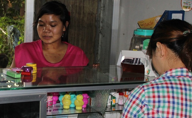 Mỹ phẩm làm trắng da… giá 2.000 đồng - 1
Mỹ phẩm giá rẻ thường được bán ở các tiệm thuốc Tây hoặc cửa hàng tạp hóa