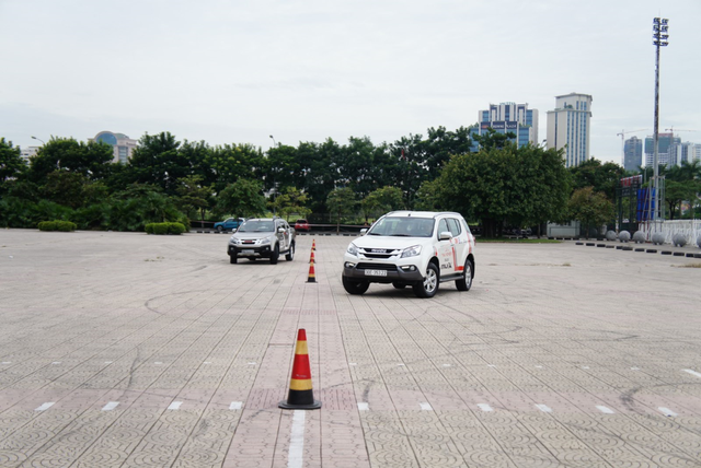 Isuzu tổ chức lái thử xe tại nhiều tỉnh, thành - 2 mu-X trong bài tập lái xe zig zắc