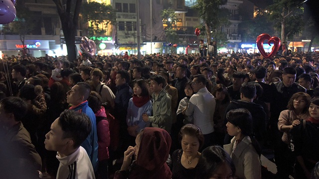 Triệu người cùng đếm ngược hân hoan chào năm 2017 - 9
Khu vực Hồ Gươm lúc 23h đêm. (Ảnh: Mạnh Thắng)