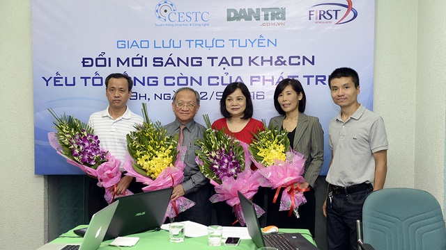 "Đổi mới sáng tạo KH&CN - Yếu tố sống còn của phát triển" - 1
Ông Phạm Tuấn Anh, Phó Tổng Biên tập Báo Dân trí (bìa phải) tặng hoa các khách mời của chương trình.
