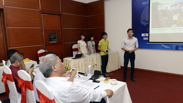 Khoảnh khắc tranh luận kịch tính giữa thí sinh và giám khảo Nhân tài Đất Việt 2016 - 7
Nhóm HACHI - Nông nghiệp thông minh đã có ý tưởng tạo ra thiết bị thuỷ canh giúp người dùng có thể trồng rau sạch một cách dễ dàng. Nhóm cũng có thành viên trẻ tuổi nhất của giải thưởng năm nay, mới chỉ có 18 tuổi.