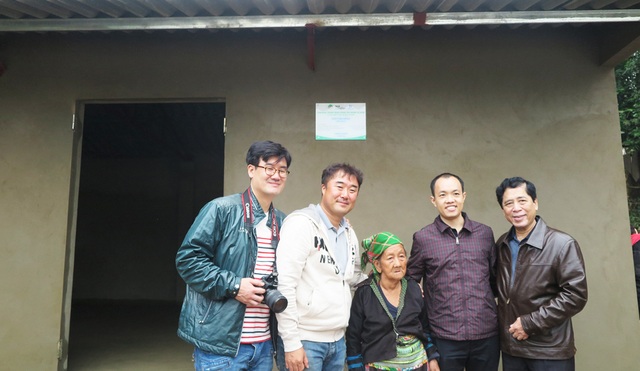 BV Hồng Ngọc hợp tác tổ chức chương trình “Trao vòng tay nhân ái” - 6
Tặng ngôi nhà tình nghĩa trị giá 70 triệu đồng cho gia đình cụ Mùa Thị Mỷ