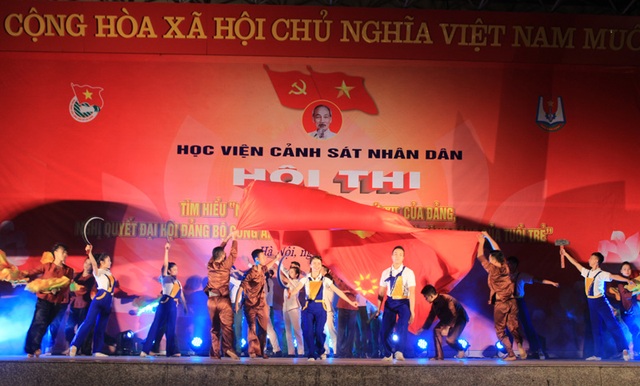 Sôi nổi hội thi tìm hiểu nghị quyết Đảng của SV Học viện Cảnh sát - 3
Các hình thức thể hiện đa dạng, sân khấu hóa của các liên chi đoàn trong học viện khiến khán giả không khỏi bất ngờ.