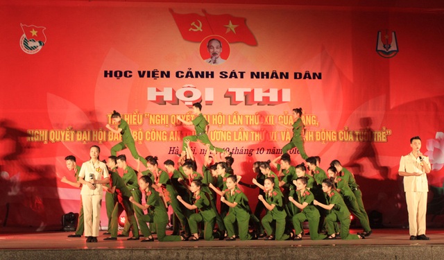 Sôi nổi hội thi tìm hiểu nghị quyết Đảng của SV Học viện Cảnh sát - 6
Hội thi là hoạt động có ý nghĩa quan trọng, tạo sức lan tỏa rộng rãi, khích lệ đoàn viên, thanh niên Học viện Cảnh sát nhân dân tích cực học tập, tìm hiểu Nghị quyết của Đảng, giúp cho mỗi đoàn viên, thanh niên nhận thức đúng, đầy đủ về ý nghĩa, tầm quan trọng và các nội dung cơ bản của Nghị quyết Đại hội lần thứ XII của Đảng, Nghị quyết Đại hội Đảng bộ Công an trung ương lần thứ VI.
