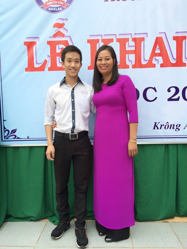 Sinh viên ĐH An ninh Nhân dân có điểm cao nhất khối C chia sẻ bí quyết tự học - 1
Phùng Mạnh Hùng và cô giáo