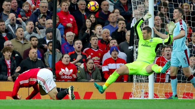 MU 0-0 Burnley: Chia điểm thất vọng - 3
Ibrahimovic (trái) không thể chiến thắng được Heaton (giữa)